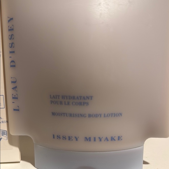 L’Eau D’Issey Moisturizing Body Lotion ~ Bath and Body ~ Issey Miyake - Picture 3 of 7